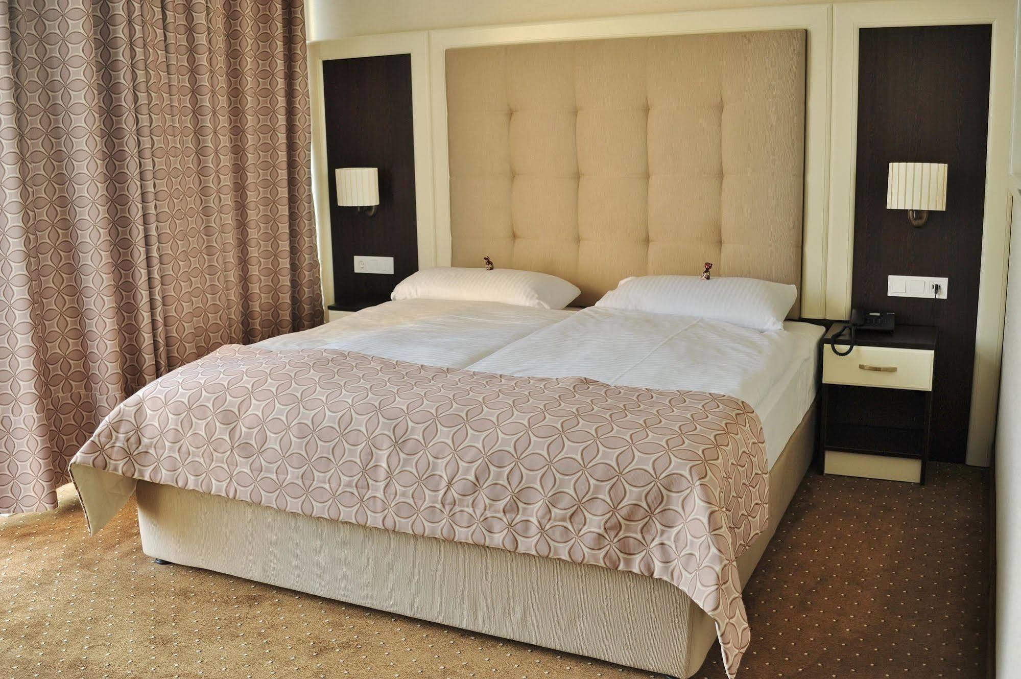 Hotel Atlas Halle Галль Экстерьер фото